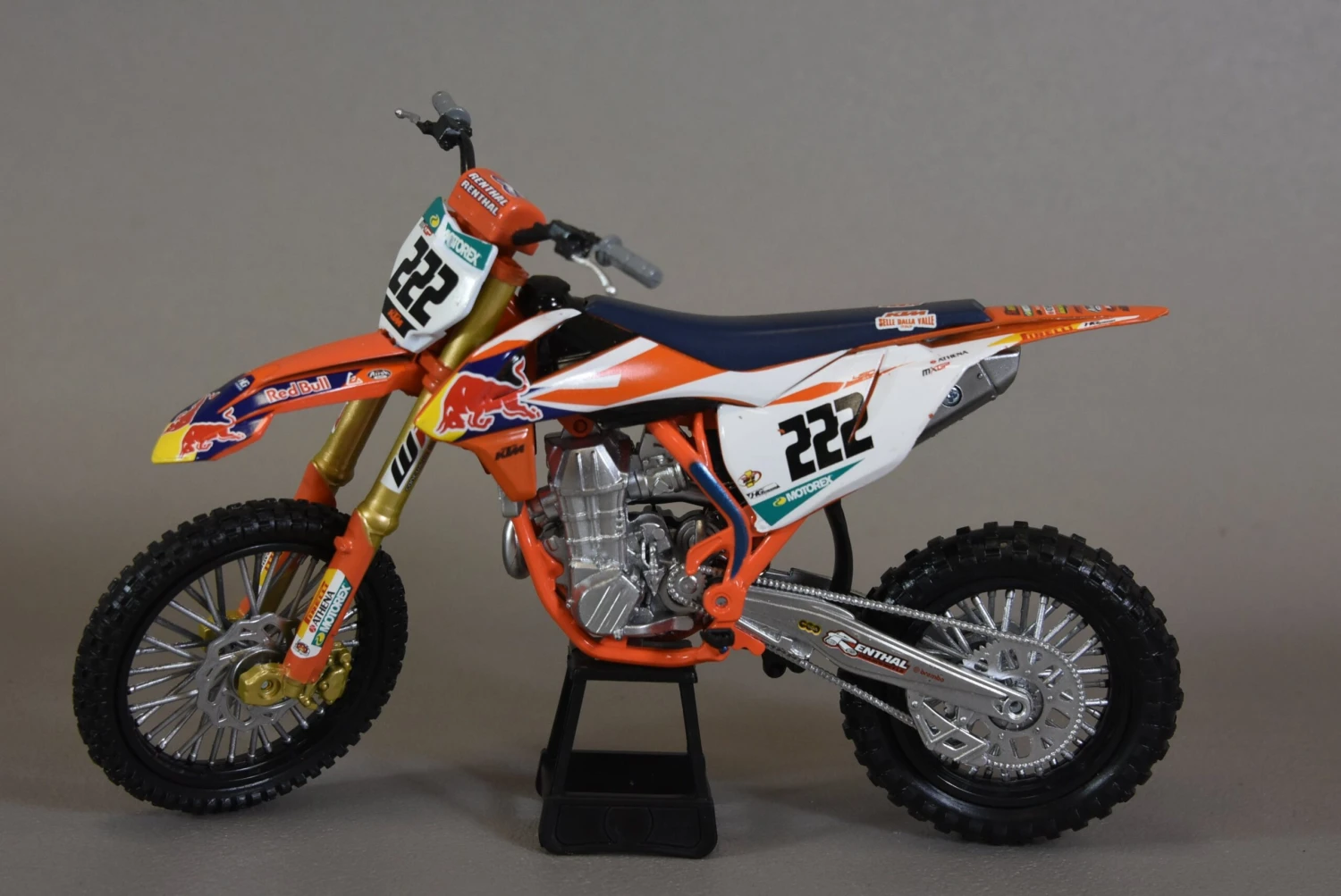 Maquette KTM 450 SX-F Cairoli échelle 1/10 5 Maquette KTM 450 SX-F Cairoli échelle 1/10 – Image 3