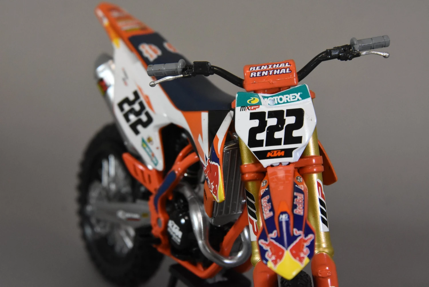 Maquette KTM 450 SX-F Cairoli échelle 1/10 6 Maquette KTM 450 SX-F Cairoli échelle 1/10 – Image 4