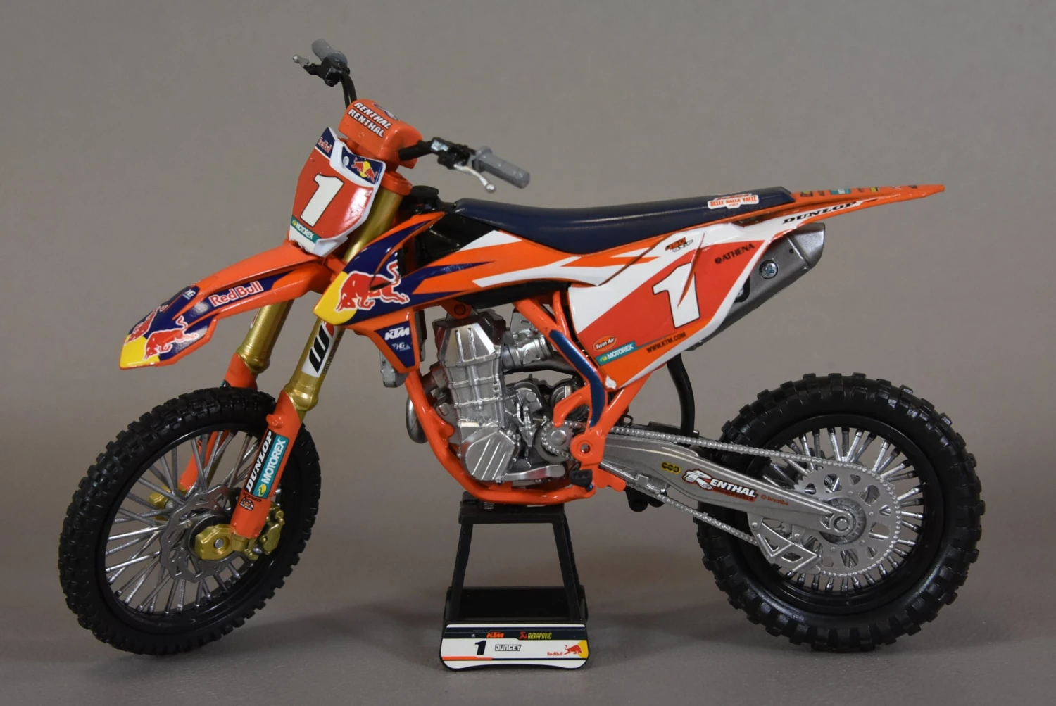 Maquette KTM 450 SX-F Dungey échelle 1/10 5 Maquette KTM 450 SX-F Dungey échelle 1/10 – Image 3