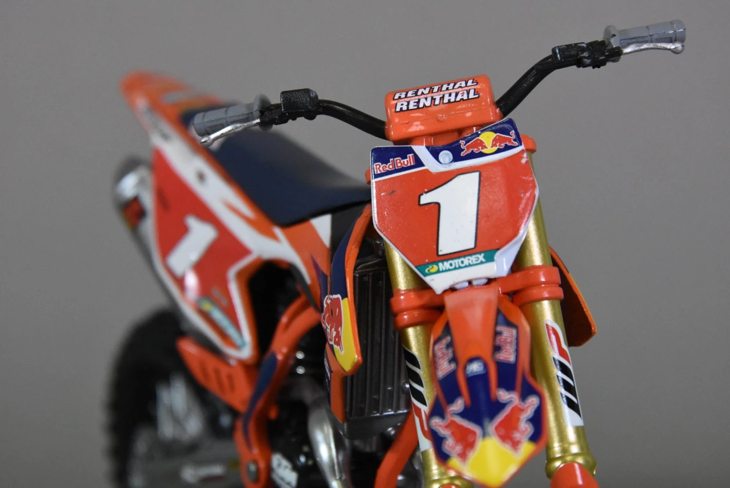 Maquette KTM 450 SX-F Dungey échelle 1/10 6 Maquette KTM 450 SX-F Dungey échelle 1/10 – Image 4