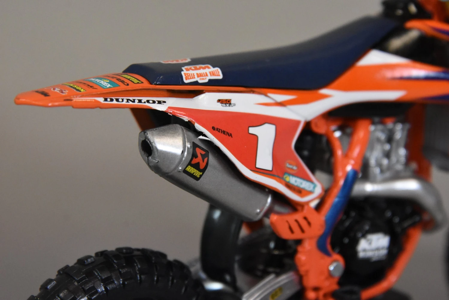 Maquette KTM 450 SX-F Dungey échelle 1/10 7 Maquette KTM 450 SX-F Dungey échelle 1/10 – Image 5