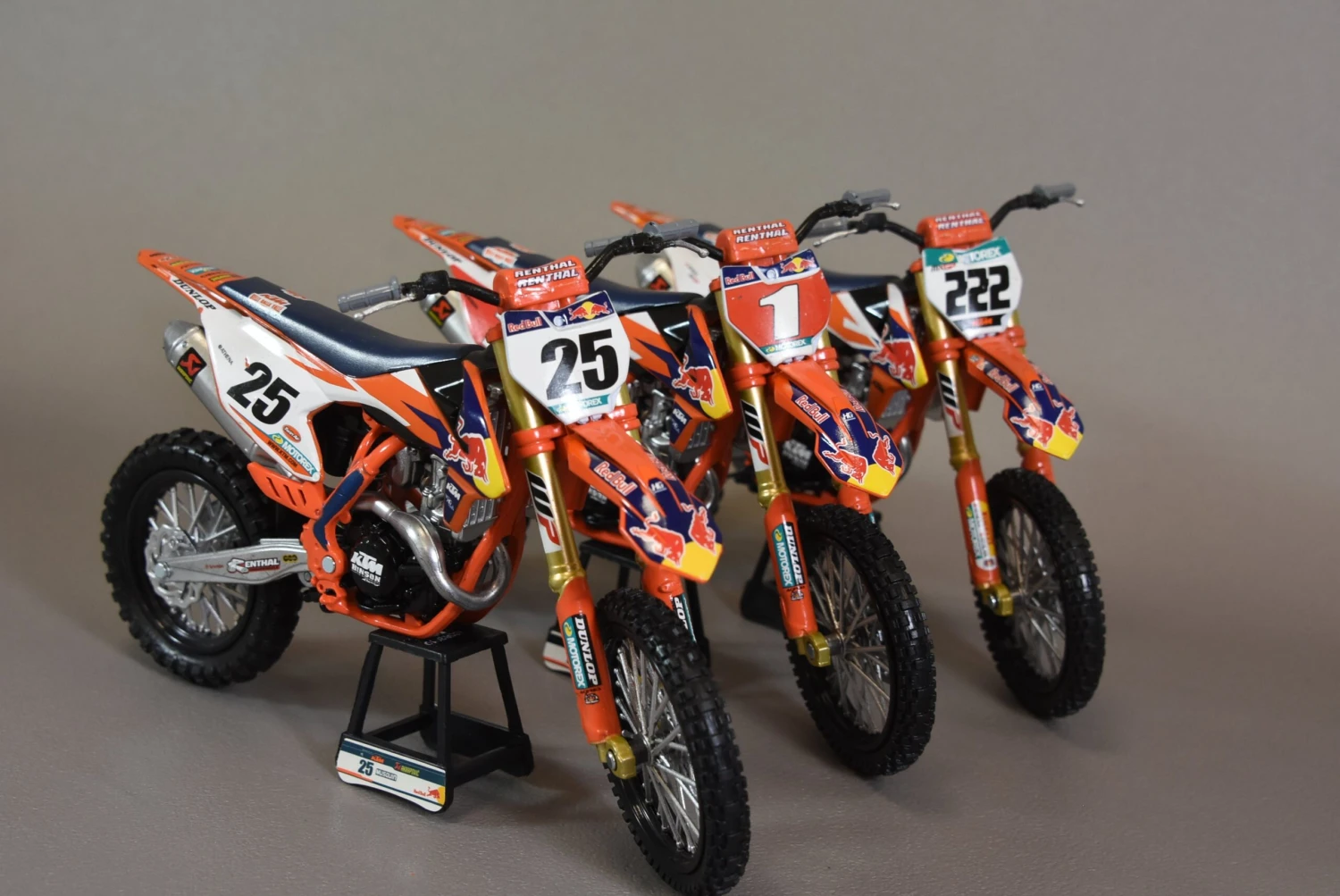 Maquette KTM 450 SX-F Cairoli échelle 1/10 8 Maquette KTM 450 SX-F Cairoli échelle 1/10 – Image 6